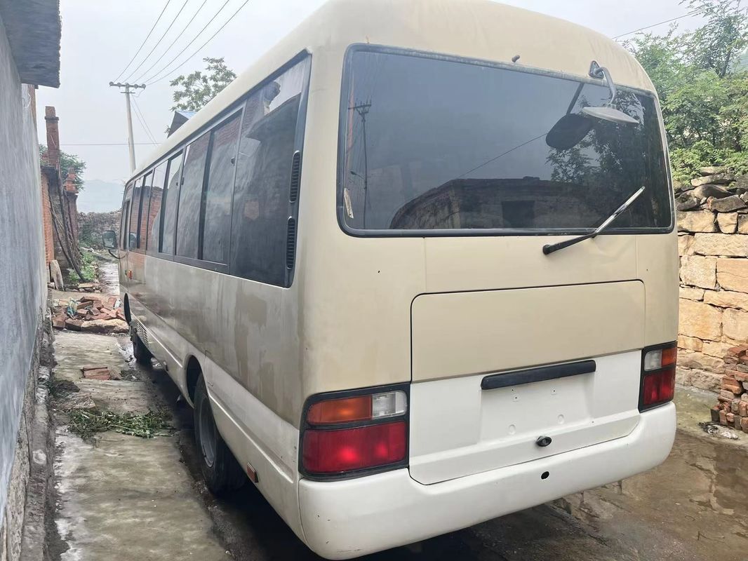 Goedkope Toyota Coaster 30 zitplaatsen Bus links Gebruikt 2020 model met motorcapaciteit 4L