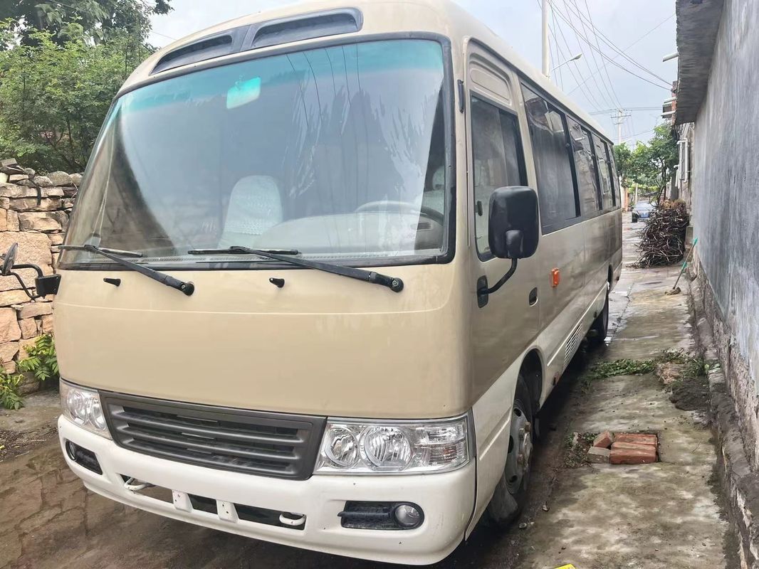 Goedkope Toyota Coaster 30 zitplaatsen Bus links Gebruikt 2020 model met motorcapaciteit 4L