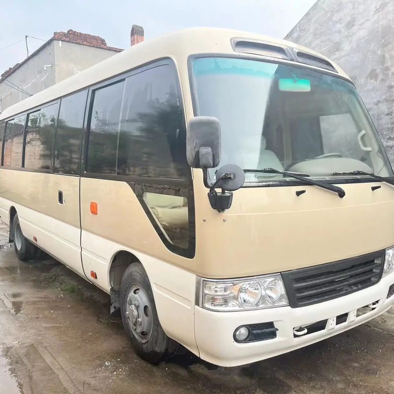 30 zitplaatsen Toyota Coaster bussen met vernieuwde motor capaciteit 4L Diesel tegen betaalbare prijzen