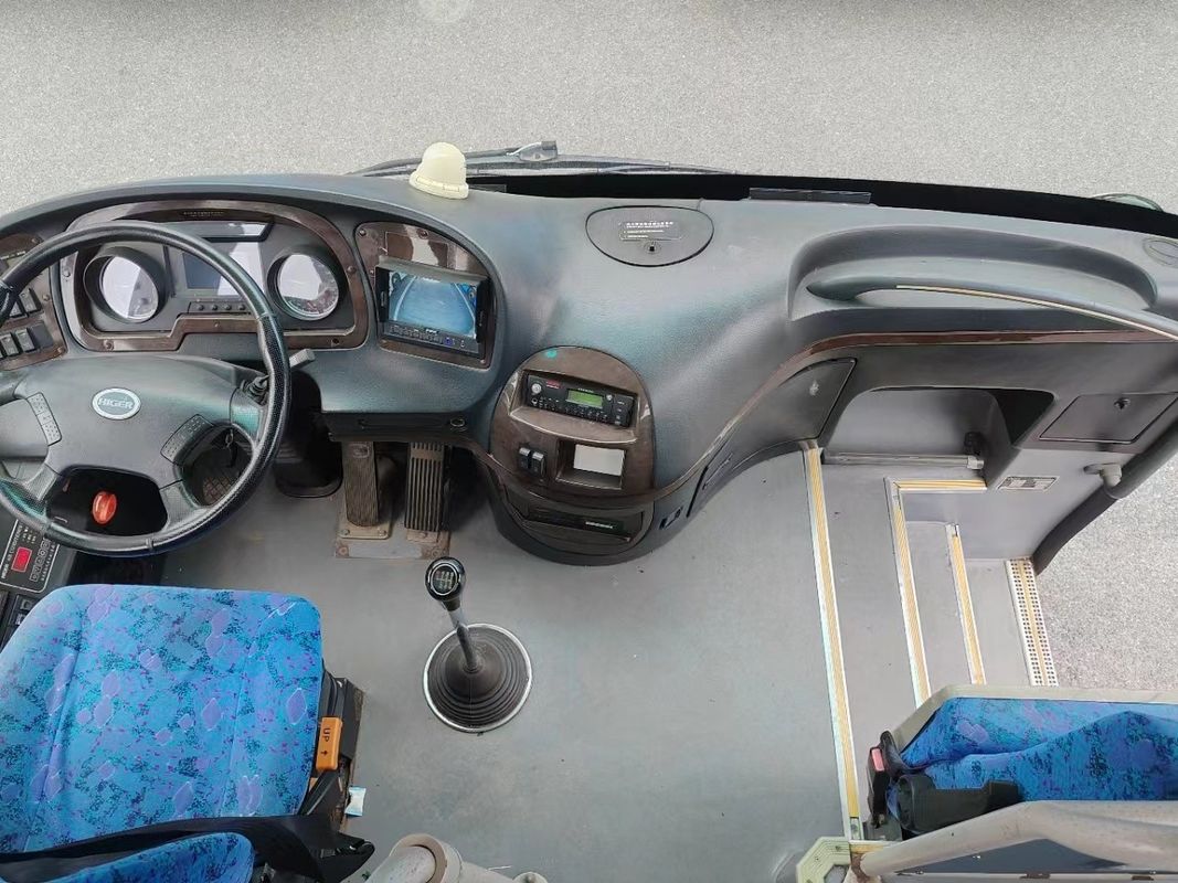 49 zitplaatsen Gebruikte hogere coachbussen met en Euro 2 handgeschakelde versnellingsbak in goede staat