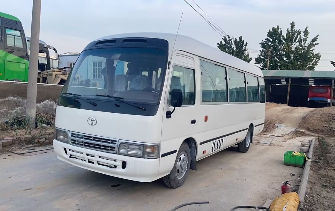 Goede staat 30 zitplaatsen gebruikte Toyota Coaster bus met LHD stuur en luxe functies