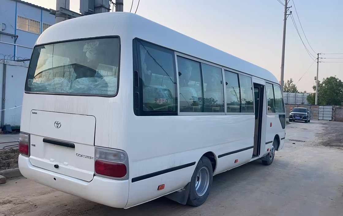 Goede staat 30 zitplaatsen gebruikte Toyota Coaster bus met LHD stuur en luxe functies