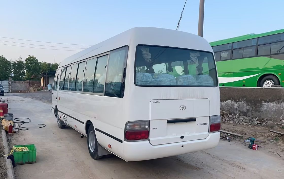 Goede staat 30 zitplaatsen gebruikte Toyota Coaster bus met LHD stuur en luxe functies