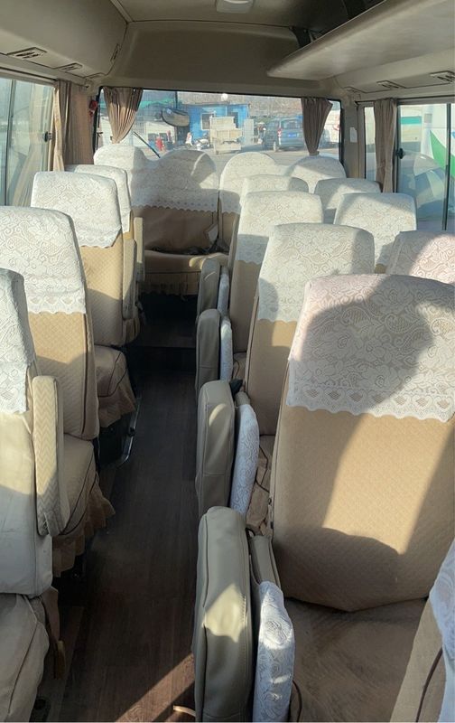 Goede staat 30 zitplaatsen gebruikte Toyota Coaster bus met LHD stuur en luxe functies