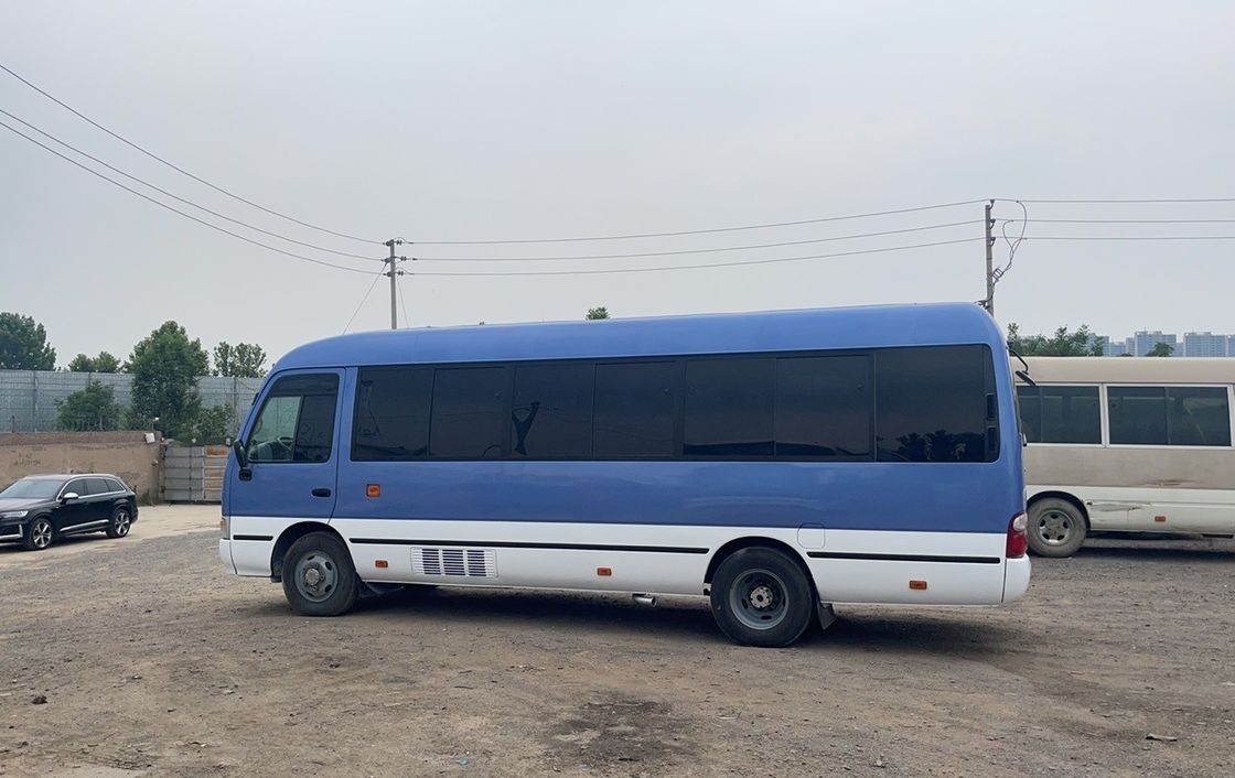 Gebruikte originele Toyota Coaster Bus LHD 30 zitplaatsen Motorcapaciteit 4L zitplaatsen 16 30