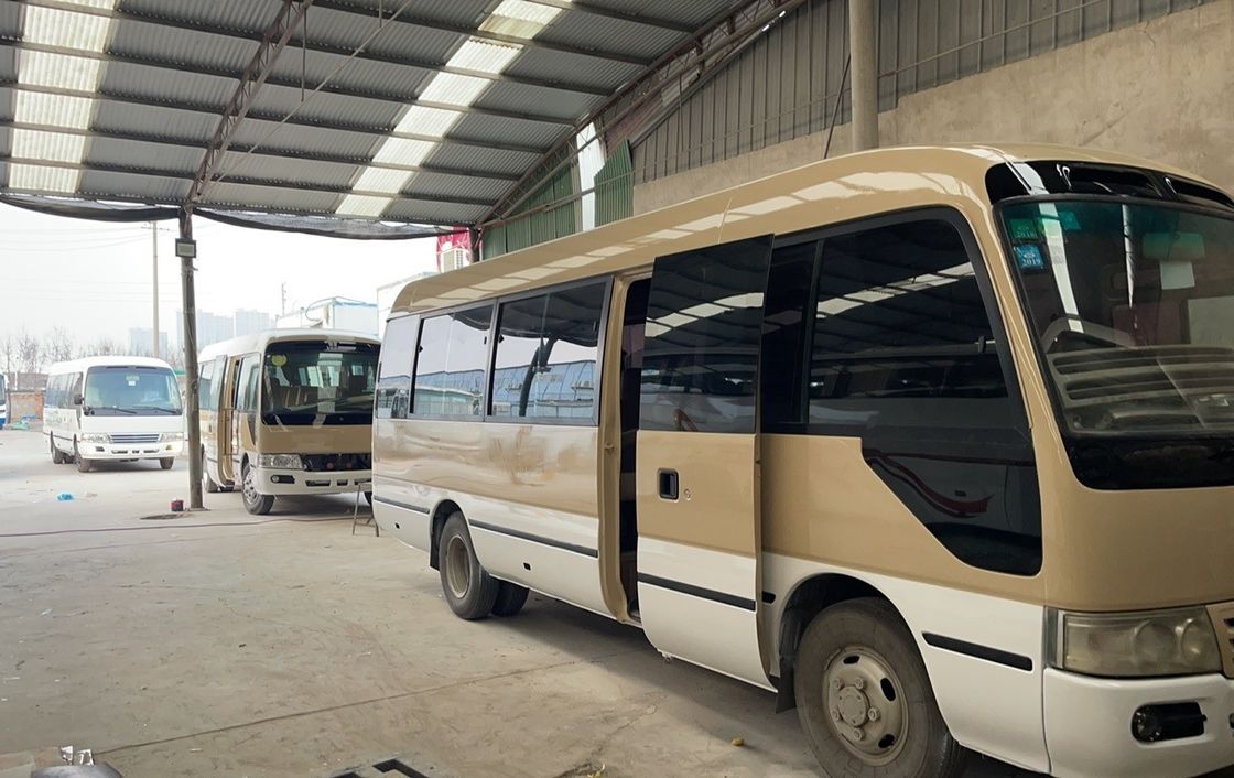 Dieselbrandstof Type Gebruikte Toyota Coaster Bus 30 zitplaatsen In goede staat Maximaal vermogen 113/5200 kW