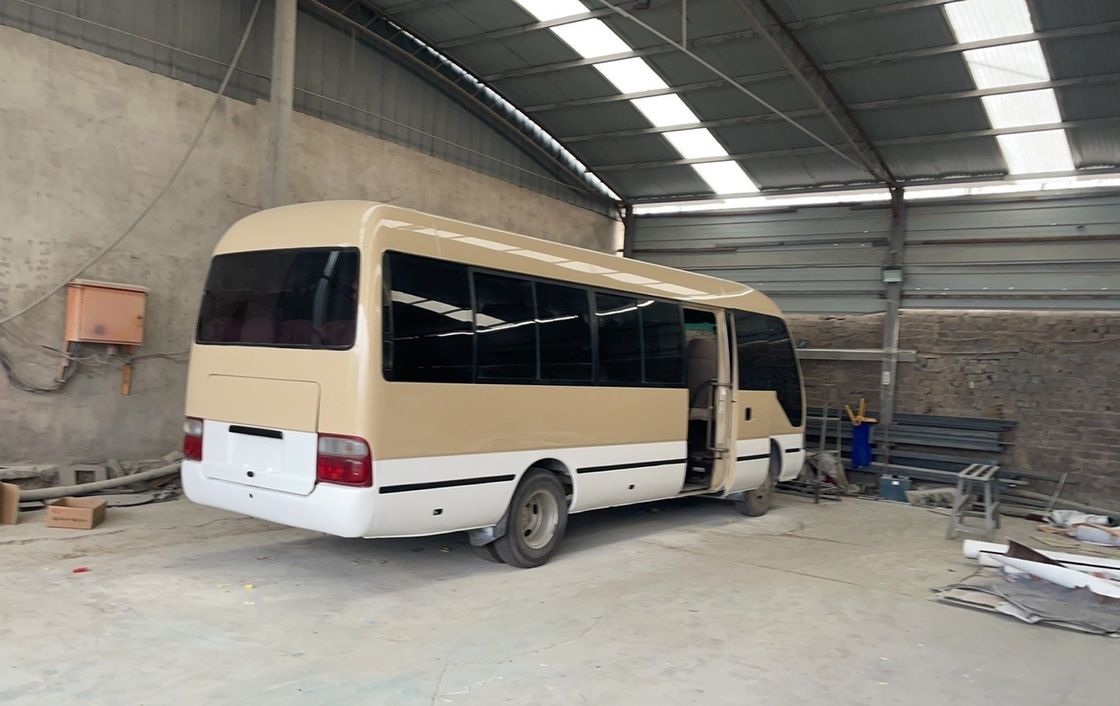 Dieselbrandstof Type Gebruikte Toyota Coaster Bus 30 zitplaatsen In goede staat Maximaal vermogen 113/5200 kW