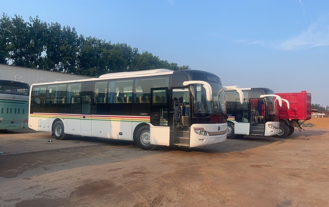 62 zitplaatsen Luxe Coach Bus in Afrika, sterk gerenoveerd met AC en handgeschakelde transmissie