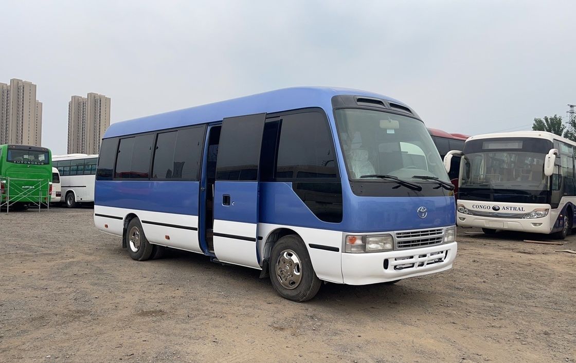 30 zitplaatsen Gebruikte Toyota Coaster Bus met Euro 3 emissie standaard en handgeschakelde transmissie