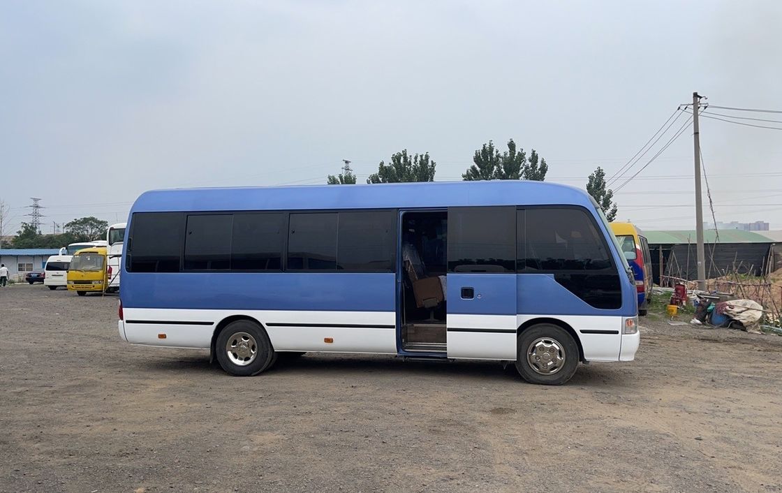 30 zitplaatsen Gebruikte Toyota Coaster Bus met Euro 3 emissie standaard en handgeschakelde transmissie