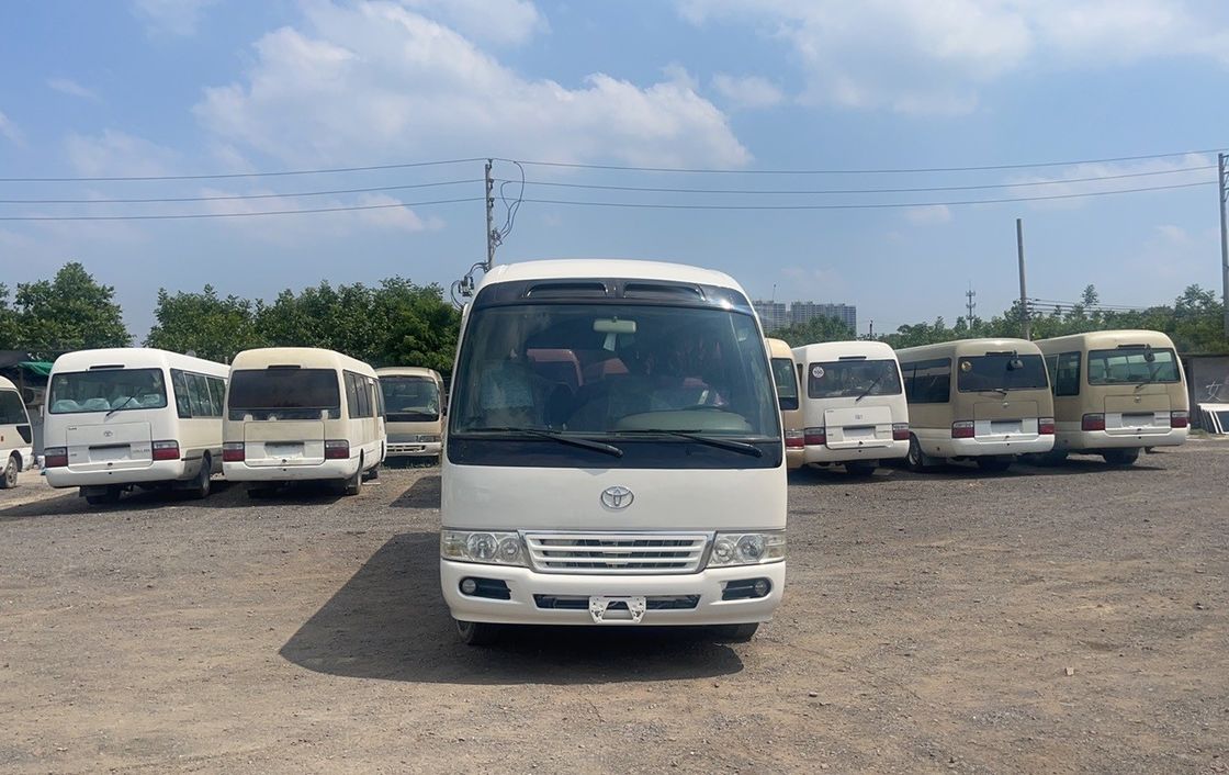 3935 mm wielbasis Toyota Coaster Bus met 19-29 zitplaatsen sluitende ramen schuifdeuren