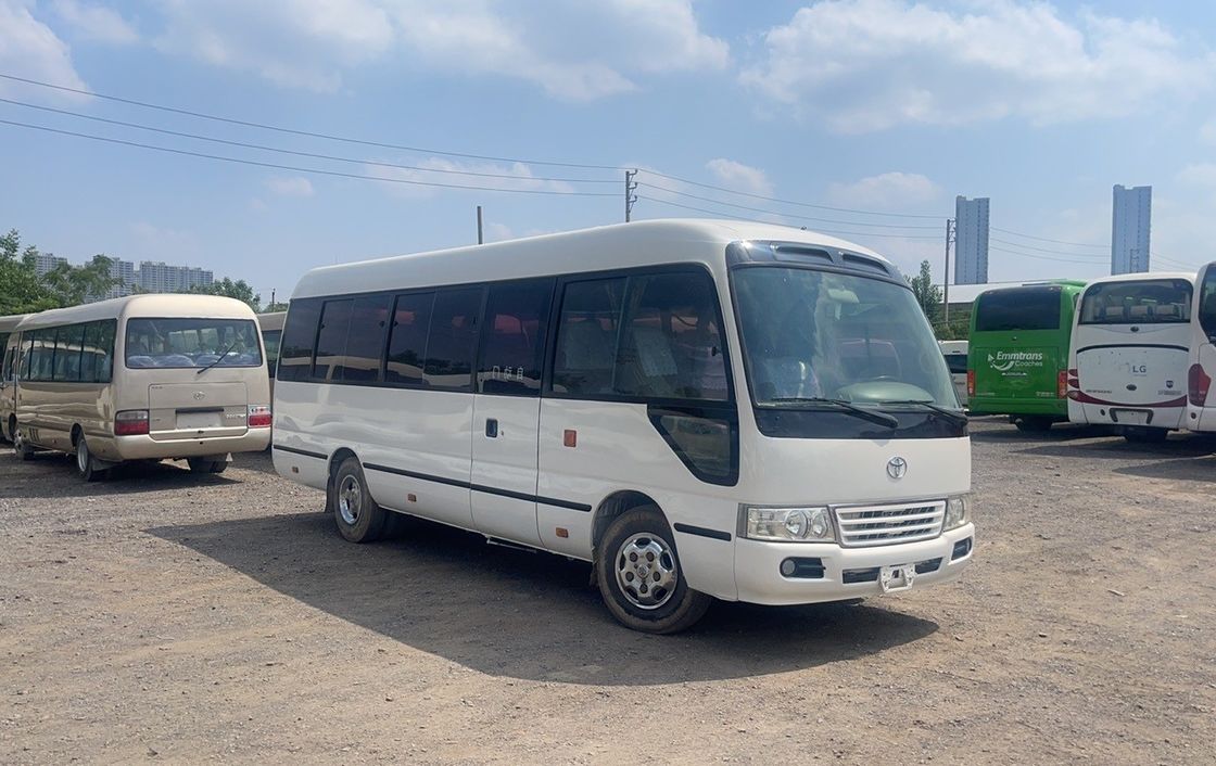 3935 mm wielbasis Toyota Coaster Bus met 19-29 zitplaatsen sluitende ramen schuifdeuren