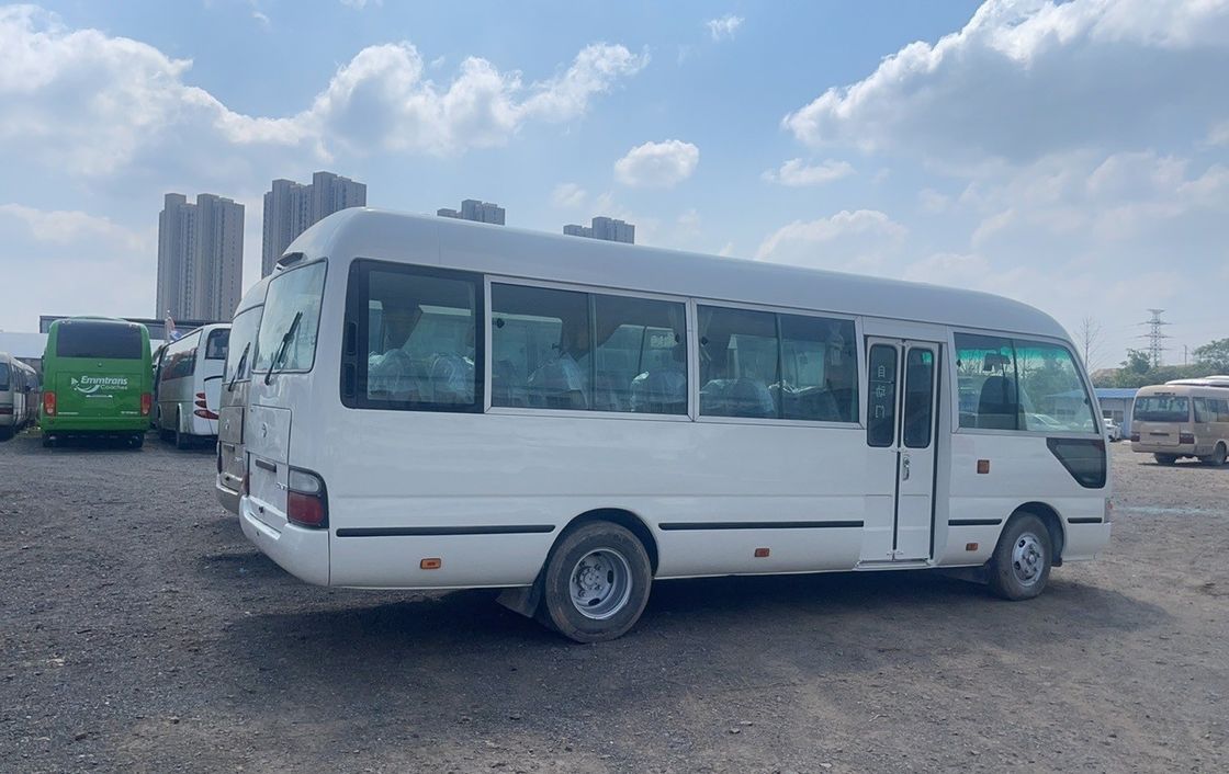 Brandstof 30 zitplaatsen Toyota Coaster Bus goede staat LHD Gebruikte dieselmotor 6900*2010*2600