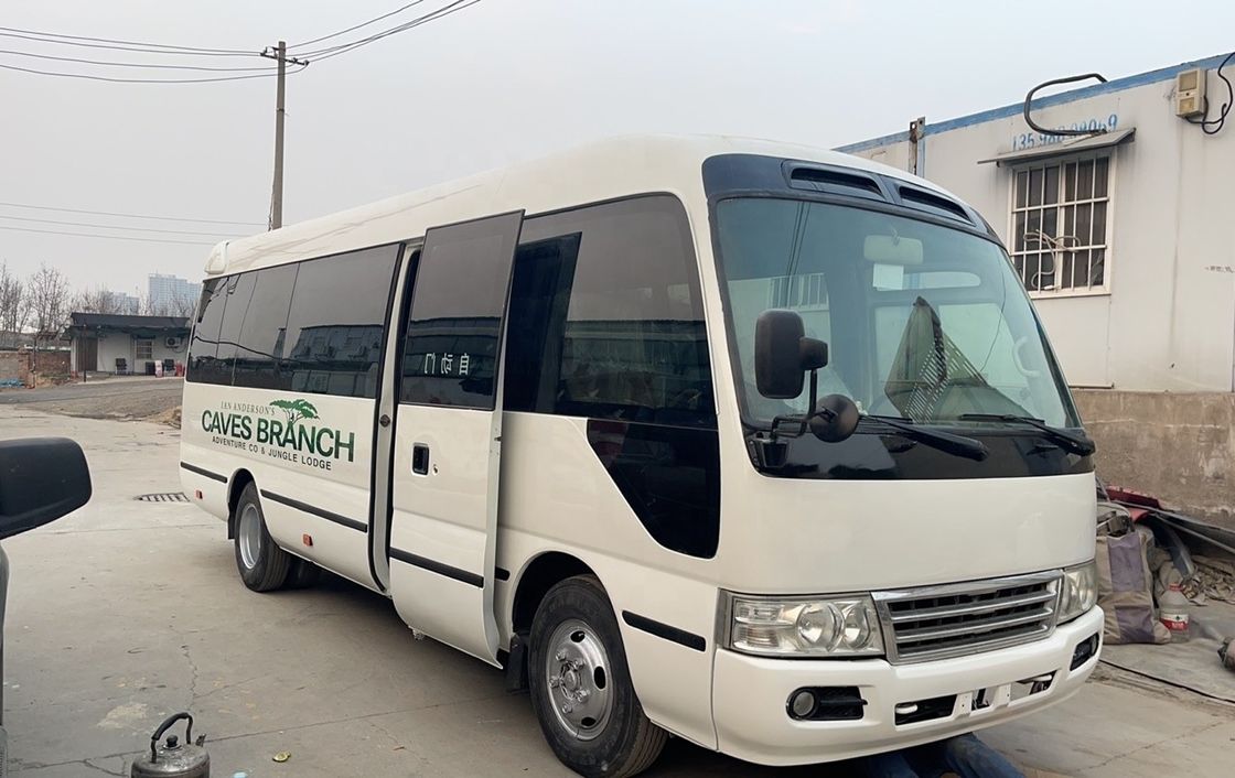 30 zitplaatsen in goede staat tweedehands Diesel Toyota Coaster Bussen Motorcapaciteit 6-8L Diesel