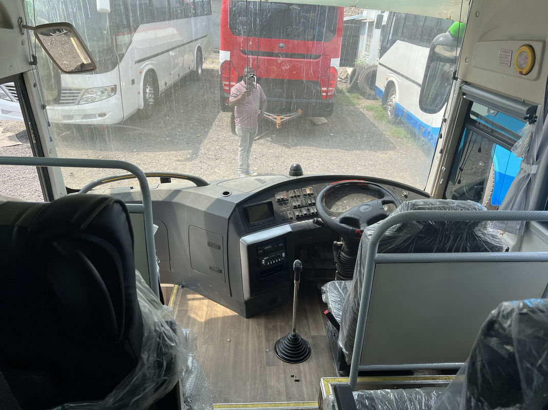 Luxe 39 zitplaatsen met rechterhandsbestuur Toerbus Gebruikte busbus met een motorcapaciteit van 9,726 liter