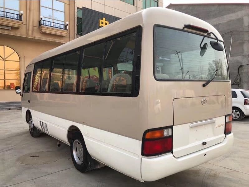 Maximaal koppel 340Nm/rpm Diesel 29 zitplaatsen Gebruikte Toyota Coaster bussen met 300L olie tank