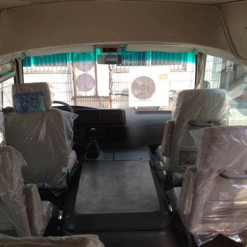 Model 19 zitplaats RHD Mini Coaster Passagiersbus 70L Olie tank 7.00R16 banden klaar voor verzending