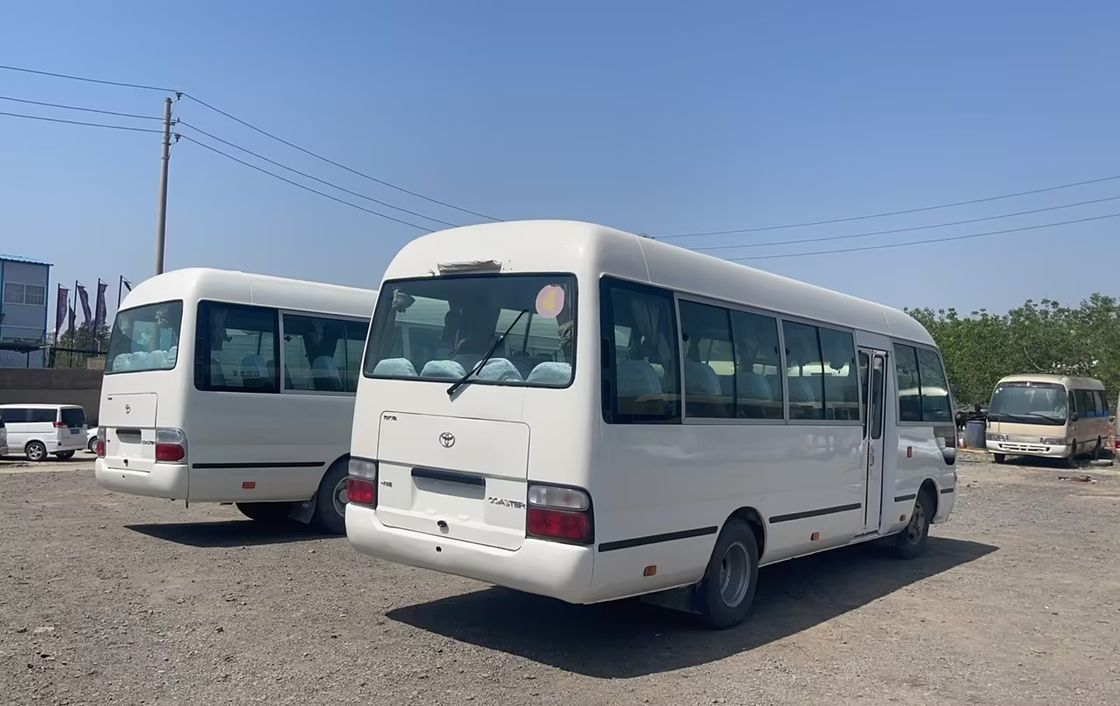30 zitplaatsen Toyota Coaster Bus in uitstekende staat met 6-8L diesel motor capaciteit