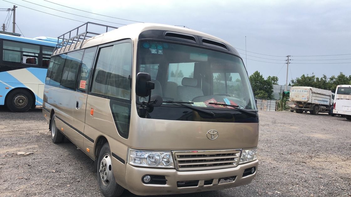 30 zitplaatsen Japan Gebruikte bus Handleiding Toyota Coaster Bus met 7005*2040*2785mm Afmetingen