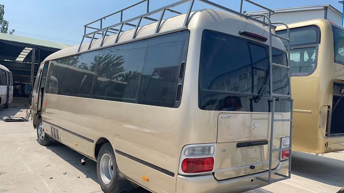 30 zitplaatsen Japan Gebruikte bus Handleiding Toyota Coaster Bus met 7005*2040*2785mm Afmetingen
