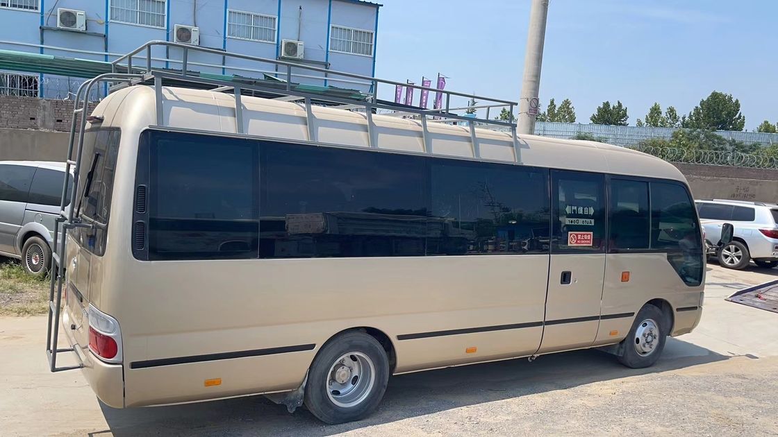 30 zitplaatsen Japan Gebruikte bus Handleiding Toyota Coaster Bus met 7005*2040*2785mm Afmetingen