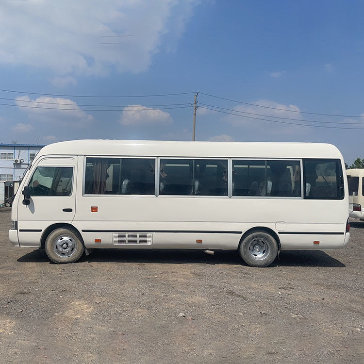 Japan Gebruikte Toyota Coaster Bus 30 zitplaatsen Manuele Transmissie Dieselmotor Capaciteit 4L