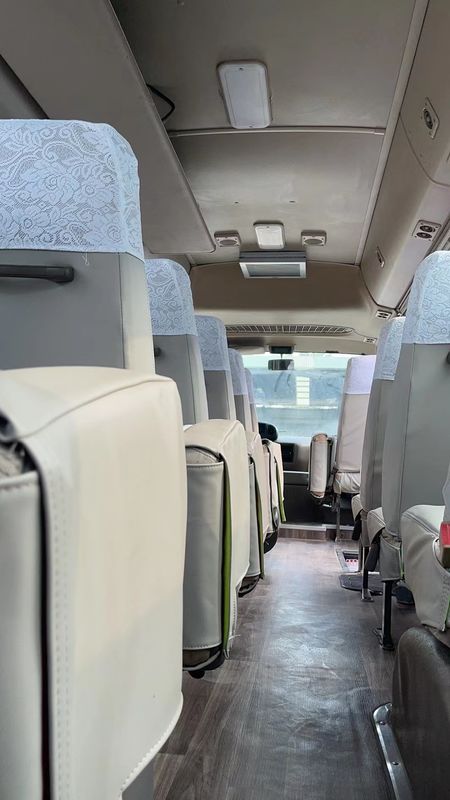 Handgestuurde 7m LHD tweedehands minibus 30 zitplaatsen