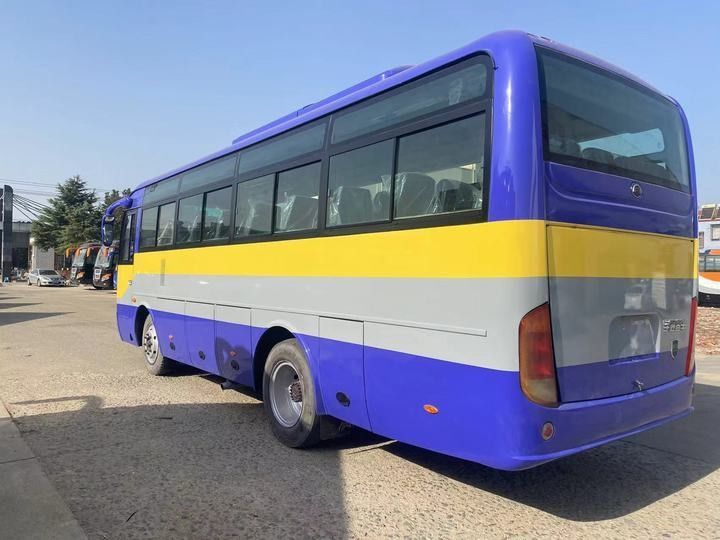 7m 35 zitplaats voormotor gebruikte bus LHD stuurpositie en maximale snelheid 71-90 km/h