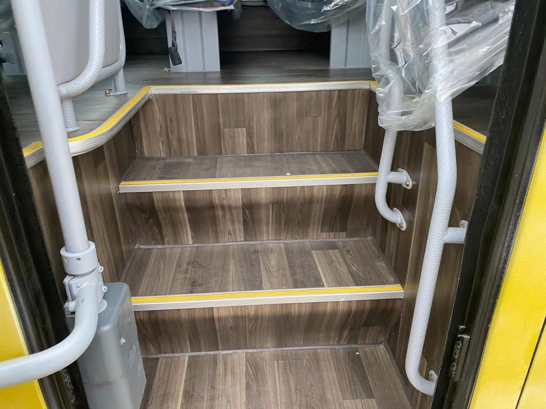 Luchtvering 65 zitplaatsen Gebruikte Chinese RHD Luxury Coach Bus Nice Vernieuwd 2017-2019