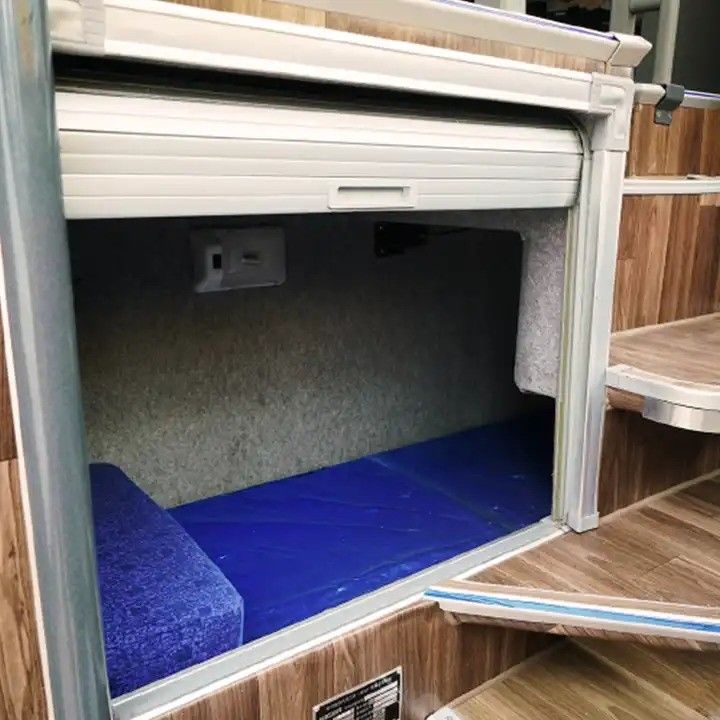 Luxe dieselautobus 50 zitplaatsen Passagiersbus Busbus met LHD-aandrijving en motorcapaciteit 8L