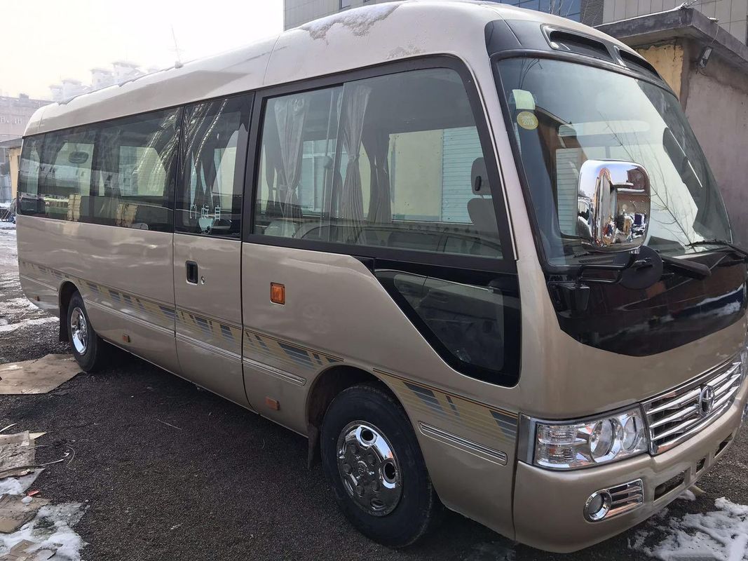 30 zitplaatsen gebruikte coaster bus met 6-8 liter benzinemotor capaciteit en directe verkoop in 2022