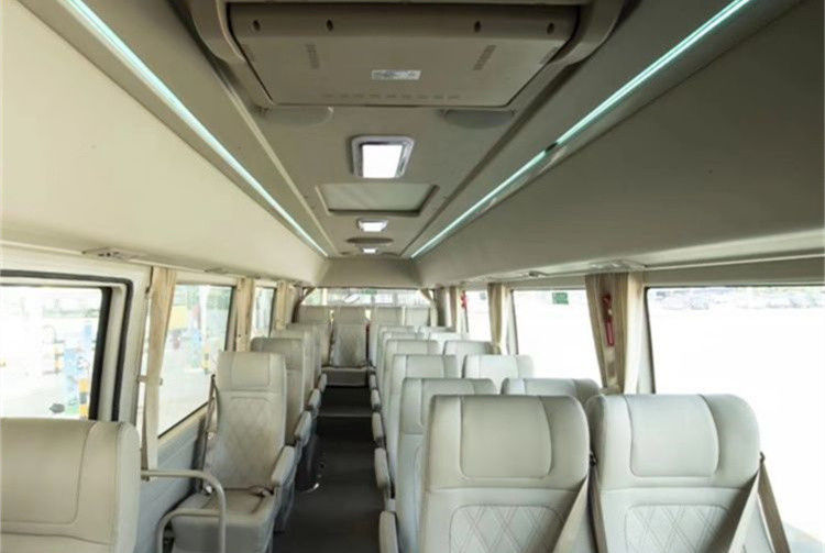 30 zitplaatsen gebruikte coaster bus met 6-8 liter benzinemotor capaciteit en directe verkoop in 2022