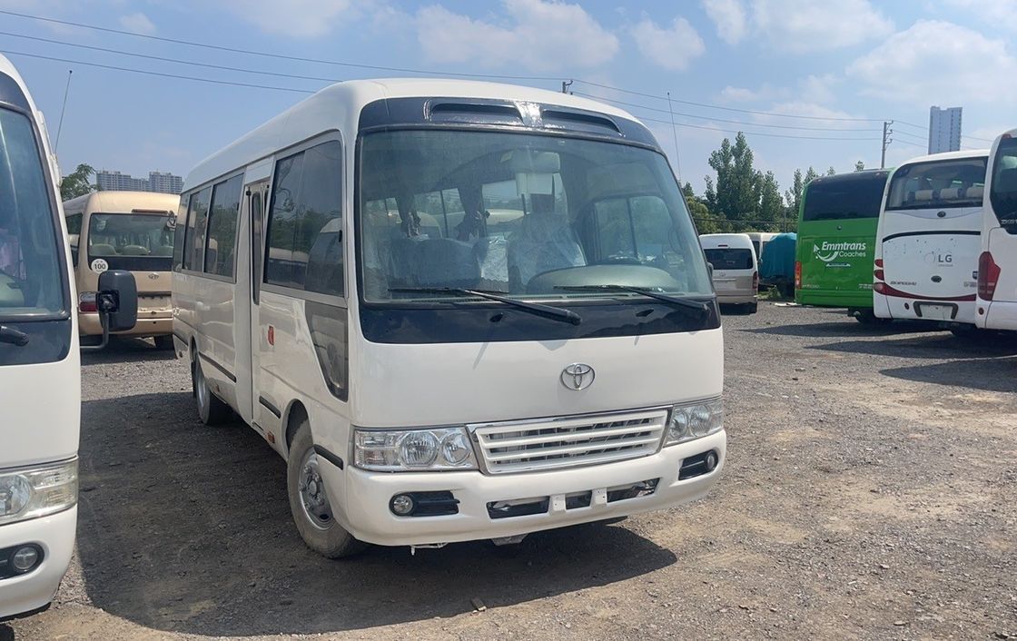 30 zitplaatsen Toyo ta Coaster Bus met 9.00R20 banden en comfortabele zitplaatsen