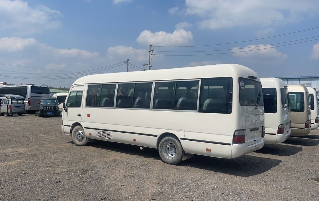 30 zitplaatsen Toyo ta Coaster Bus met 9.00R20 banden en comfortabele zitplaatsen
