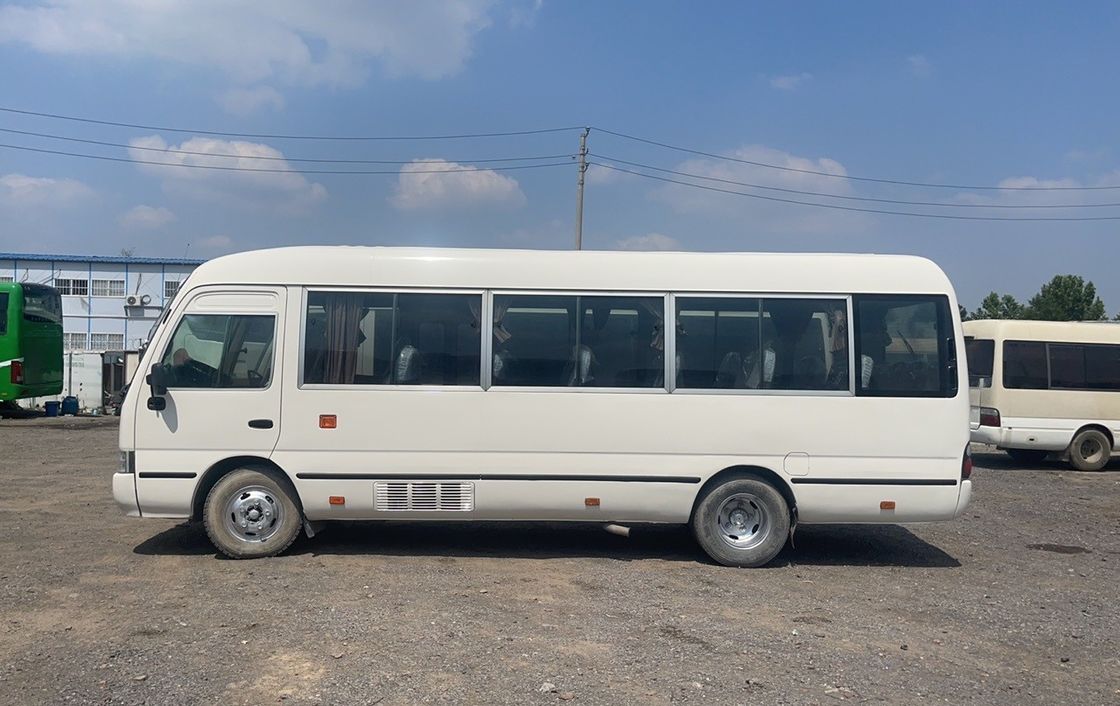 30 zitplaatsen Toyo ta Coaster Bus met 9.00R20 banden en comfortabele zitplaatsen