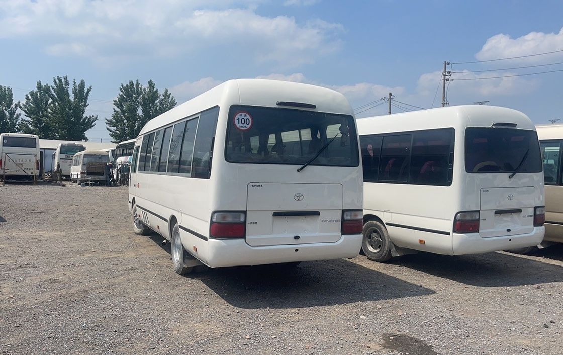 30 zitplaatsen Toyo ta Coaster Bus met 9.00R20 banden en comfortabele zitplaatsen