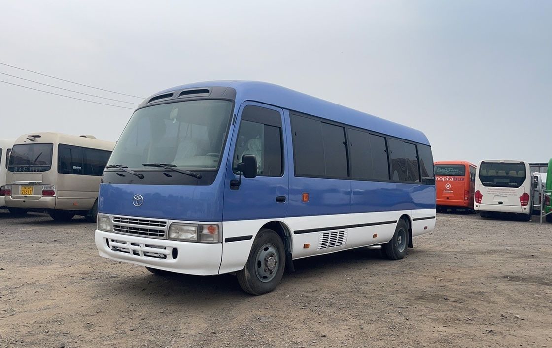 Luxe 21 zitplaatsen Toyota Coaster Minibus met motorcapaciteit 4L banden 255/70R 22.5-16