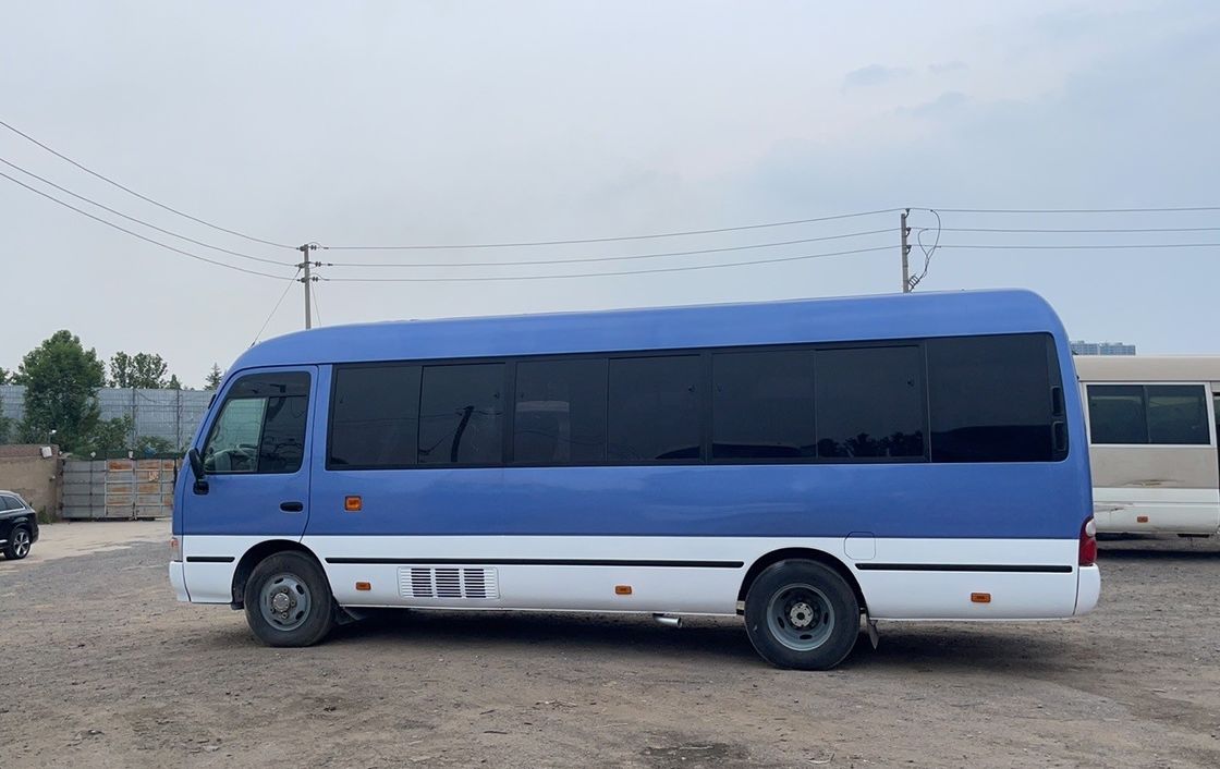 Luxe 21 zitplaatsen Toyota Coaster Minibus met motorcapaciteit 4L banden 255/70R 22.5-16