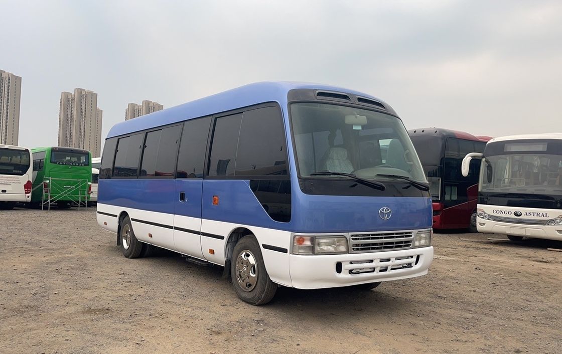 Luxe 21 zitplaatsen Toyota Coaster Minibus met motorcapaciteit 4L banden 255/70R 22.5-16