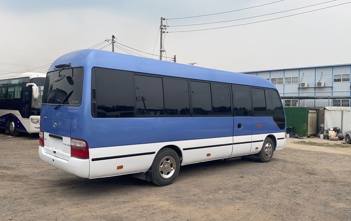Luxe 21 zitplaatsen Toyota Coaster Minibus met motorcapaciteit 4L banden 255/70R 22.5-16