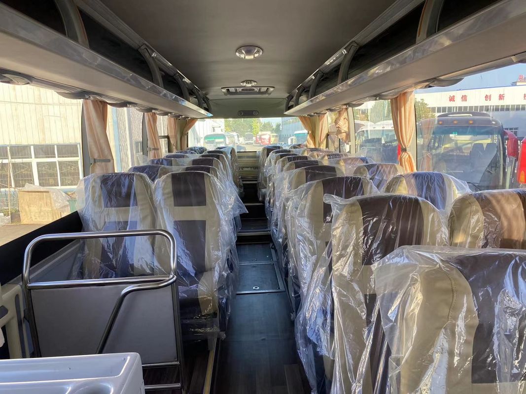 Comfortabele busbus met 65 zitplaatsen met 6 8L motorcapaciteit en bladveervering