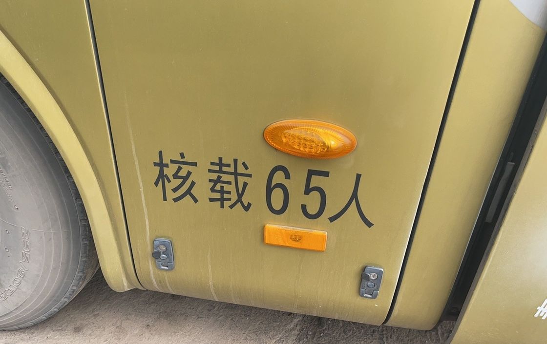 65 zitplaatsen Gebruikte passagiersbus met handgeschakelde versnellingsbak 13240 kg