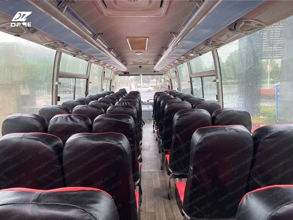 55 zitplaatsen Gebruikte busbus voor de Afrikaanse markt 4X2 LHD rijtype en maximale snelheid 100 Km/h