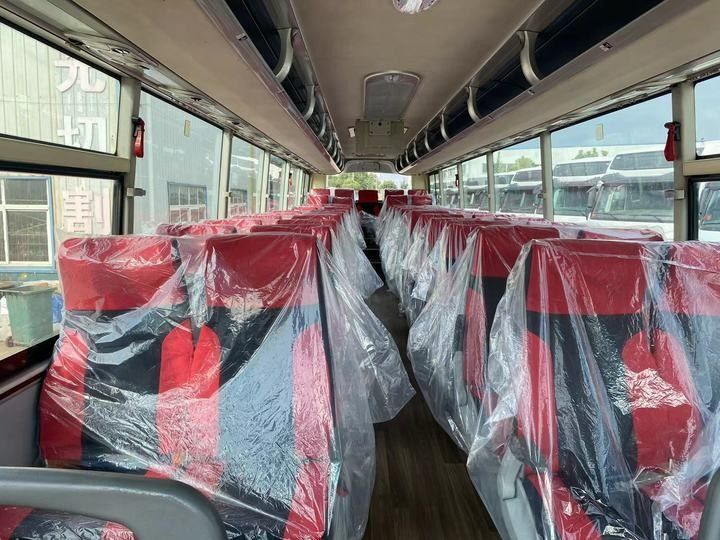 65 zitplaatsen Passagiersbus Gebruikte bus Bus in goede staat en motorvermogen 6 8L