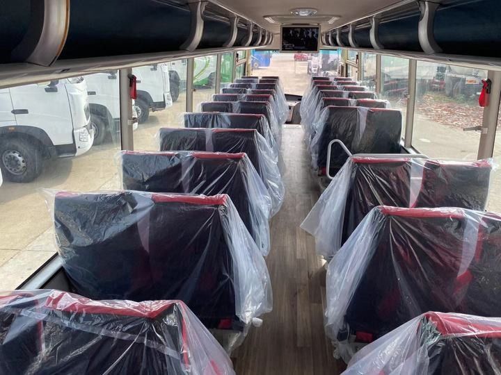 65 zitplaatsen Passagiersbus Gebruikte bus Bus in goede staat en motorvermogen 6 8L
