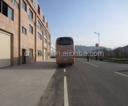 Achtermotor Cummins Motor Dongfeng Toeristenbus Bus met toilet en zitplaatsen 50 8900ml