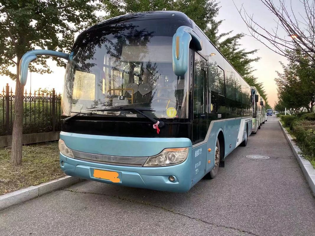 Links rijdende bus met Yuchai motor en handgeschakelde versnellingsbak in goede staat