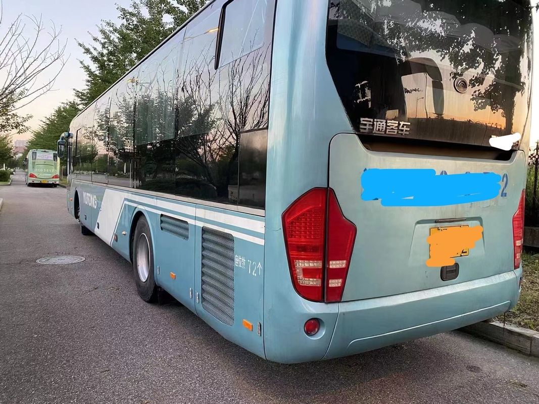Links rijdende bus met Yuchai motor en handgeschakelde versnellingsbak in goede staat