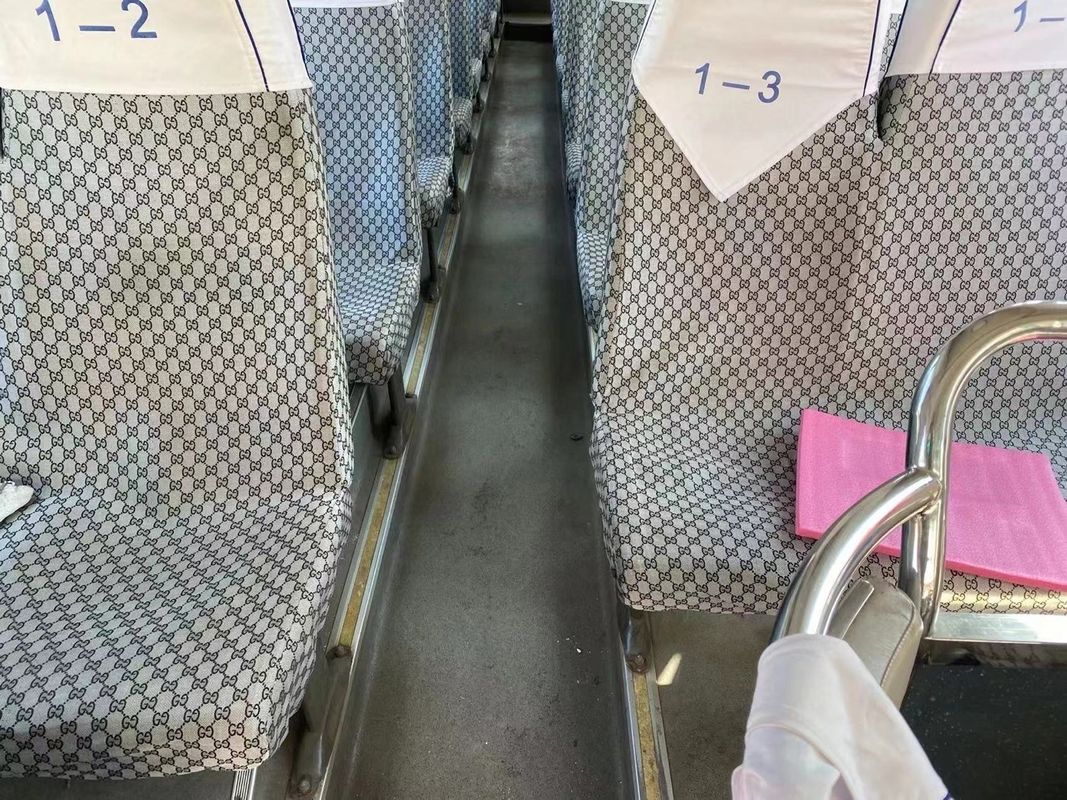 Links rijdende bus met Yuchai motor en handgeschakelde versnellingsbak in goede staat