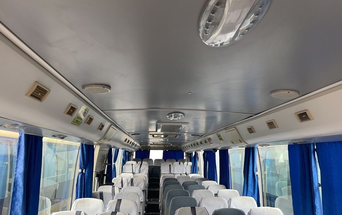 65 zitplaatsen Luxe Coach Bus Maximale snelheid 100km/h Motorcapaciteit 8L Aanpasbare kleur Gebruikt